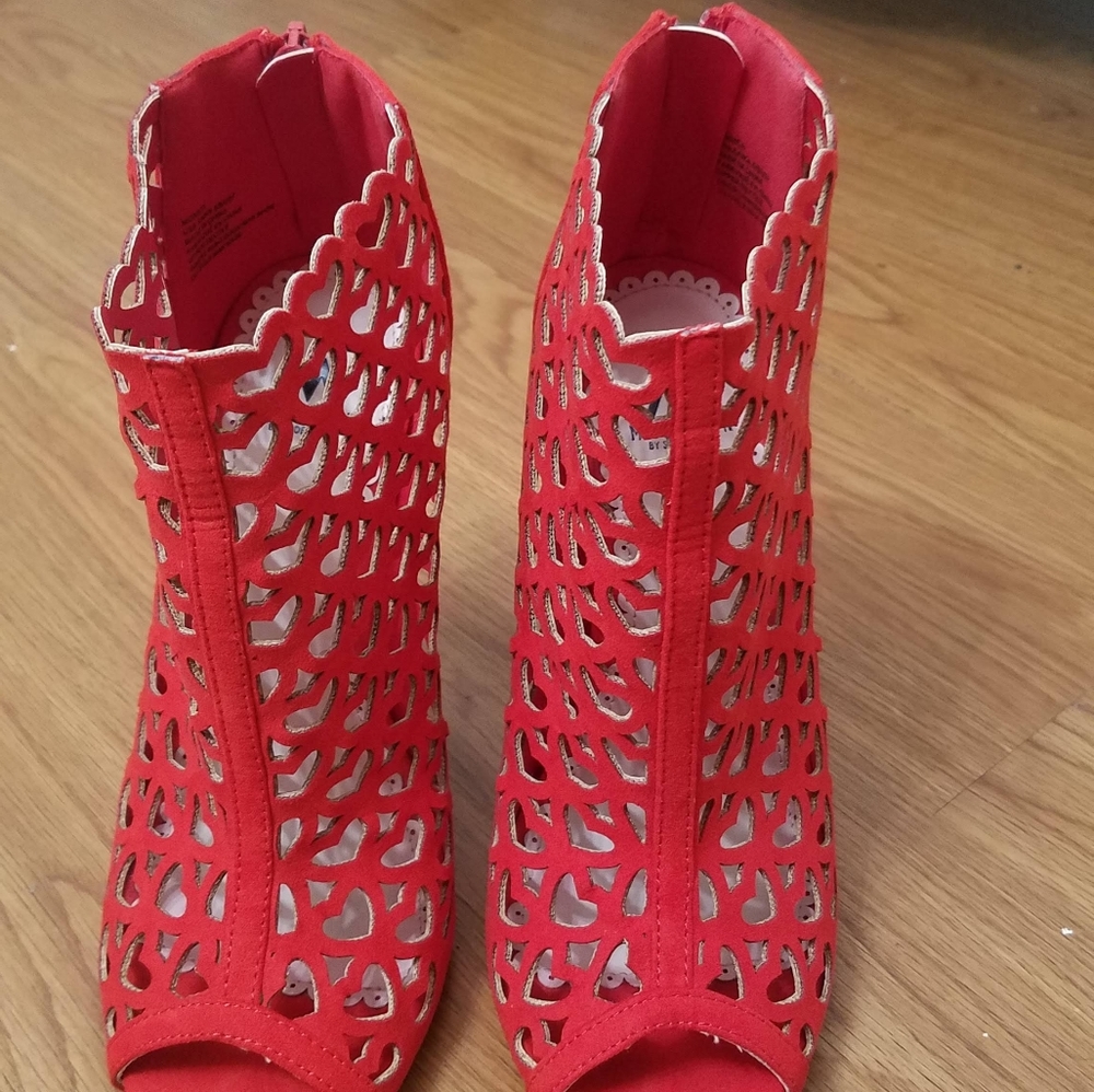 Red Heart Stiletto - Picture 3 of 3